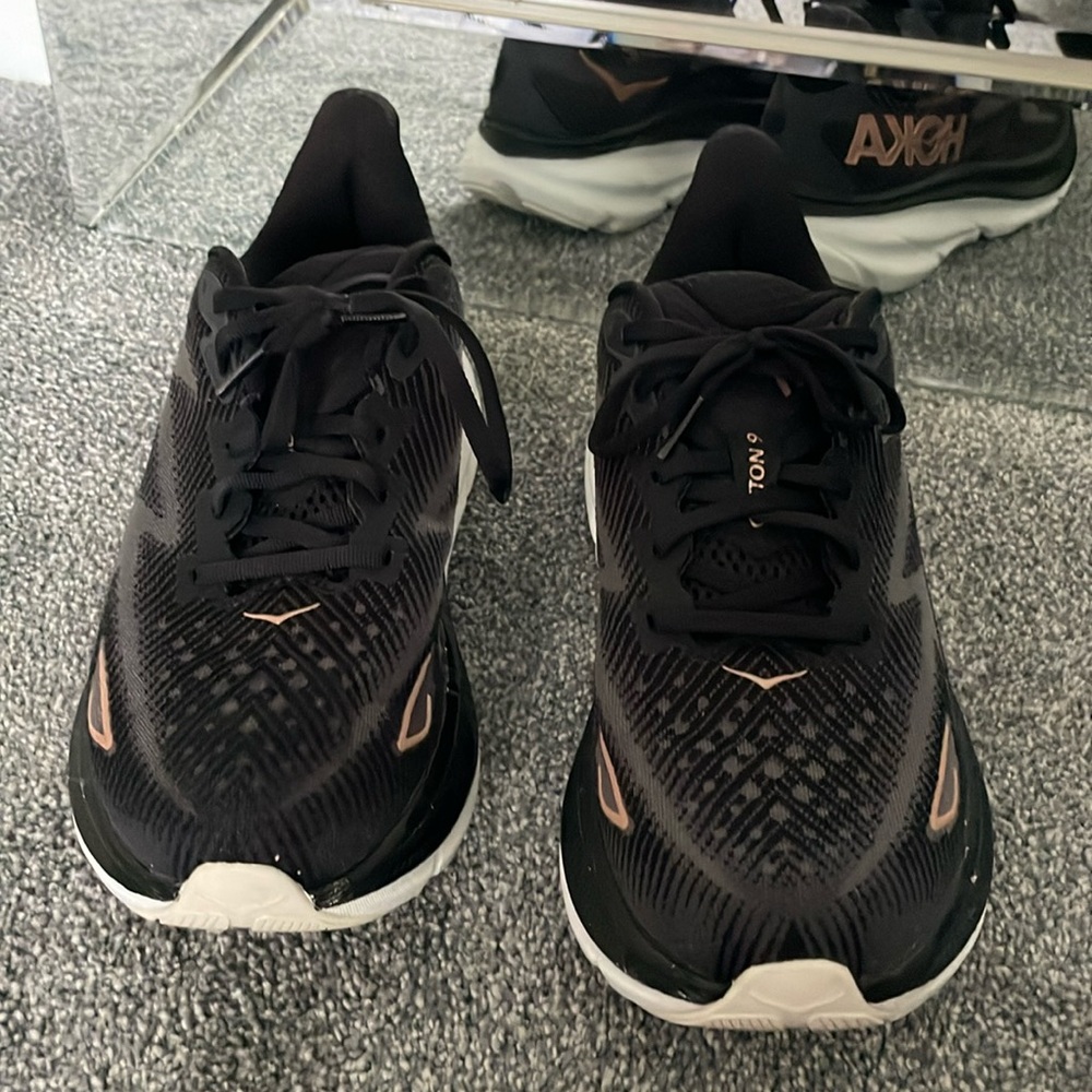 HOKA CLIFTON 9 Women’s Running Shoe Size 9B BLACK/GOLD BRGL Like New w/ org. box